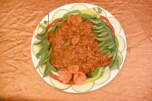 Multă lume m-a întrebat ce am mâncat în Kerala, India. Ce se poate mânca. Am experimentat atât preparatele mai modeste, cât mai ales delicii din restaurante și resorturi de top. O să le trec în vedere pe toate, fără prea multe explicații, dar cu multe poze :D. Să vă faceți o idee cam ce găsiți și unde. Aveți ce alege, însă, nu vă impacientați. Restaurante locale: Restaurant Local, modest: am mâncat în prima zi la un restaurant modest din centrul Kovalamului (deși aveam prânzul asigurat la hotel, ideea este că am vrut autentic). M-am calmat la primul fir de păr văzut în orez așa că am intrat peste ei în bucătărie să arunc un ochi și nu prea mi-a plăcut ce am văzut acolo. Așa că am plecat și m-am dus la Catamaran, restaurantul de la Turtle on the Beach și am savurat un prânz delicios, 100% european: salată, fresh de ananas și pește cu sos alb. Salată proaspătă Mâncarea din Kerala India: Pește cu sos și garnitură de cartofi Am repetat in schimb experiența, în Trivandrum, dar am ales restaurante unde se putea vedea bucătăria, chiar dacă nu erau locuri foarte elegante. Am supraviețuit. Prețuri: mici, mici de tot Mâncarea din Kerala India: restaurant local, mic dejun Mâncare și cafea de pe stradă: Mâncare nu am încercat de pe stradă, pentru că era gătită, ținută în soare și toată lumea pipăia o grămadă de produse înaint de a alege unul. Deci nici nu s-a pus problema să mă aventurez. Nici nu aș fi avut de ce: există foarte mult magazine, supermarketuri moderne dar și mici prăvălii de cartier care au atât produse locale cât și multe preferate de turiști, ambalate, de la companii recunoscute internațional. Deci nimeni nu moare de foame. Și fructele sunt parfumate, proaspete și sănătoase. Cipsuri si biscuiți la discreție Liber la fructe Cafea în schimb am băut de multe ori după stradă. Chiar de foarte multe ori și nu am avut nimic. Efectiv nu pot să mă abțin când este vorba de cafea. Vorbesc aici despre perioada petrecută pe cont propriu, nu de aventura Kerala Blog Express. De reținut: peste tot am plătit aceleași prețuri ca și localnicii, fie că era vorba de a cumpăra fructe de la o prăvălie de pe stradă, sau de a lua cafea, sau a merge la un restaurant local. Fără negocieri, am adorat acest lucru. Am lăsat, desigur, peste tot ceva pentru că mi s-a părut mereu incredibil de ieftin. Totul până la cafea! Pește și fructe de mare, restaurante locale Am mâncat fructe de mare și pește proaspăt la restaurante care arătau foarte modest, atât în Varkala cât și în Cochin, cu alți bloggeri la sfârșit de program Kerala Blog Express. Totul este proaspăt: alegi peștele și celelalte preparate și mergi la un restaurant din apropiere unde ți se gătește ceea ce ai cumpărat, în funcție de preferințele tale. Desigur, poți alege și alte produse și băuturi de la restaurant și vă asigur că totul este extraordinar de bun și de proaspăt. Delicios. Am mâncat în Varkala un ton demențial și la fel preparate delicioase în Cochin. Nu mi-a fost teamă și nici nu aș fi avut de ce. Prețurile sunt destul de mari față de o masă cu specific indian, dar nu exagerat de mari, în jur de 7-8 euro/persoană. Mâncarea din Kerala India: întâi trebuie să alegem ce vom avea la masă Totul este delicios Alte gustări pe drum Peste to găsim nuci de cocos, halva (colorată, este un fel de jeleu de fapt am luat cunoștință cu preparatul în Calicut), pepene și alte minuni. Am mâncat din toate cu poftă. Există și magazine cu ciocolată locală, extrem de bună și cu există și fat fooduri în marile orașe. Mâncarea din Kerala India nuca de cocos Prefer nucile de cocos și pentru proprietățile lor Cel mai cunoscut magazin de halva din Calicut Halva în Calicut Hoteluri de 4 stele Am fost în câteva hoteluri de 4 stele, administrate de stat și în câteva private. Desigur, ca peste tot, unele hoteluri aveau o ofertă mai bună, altele mai redusă, prețul face diferența și aici, dar în general toate aveau: Mic dejun: multe produse indiene, sosuri și pâinici, turte, orez, fructe și meniu internațional reprezentat de omlete, brânzeturi, legume, mezeluri uneori. Aveau și pânie, toast și gemuri. Unele aveau mai mult, dar minim aceste produse se regăseau peste tot. Și cafea, sucuri. Prânz și cină: două feluri de supă, multe preparate din bucătăria indiană, salate, orez, noodles, cartofi prăjiți, tot felul de cărnuri cu sos, câteva produse prăjite sau grătar, pui, porc, pește, salate, legume la grătar, paste, dulciuri, legume de tot felul. Și fructe. Există și resorturi foarte bune de 4 stele, precum Greenwoods Resort, unde oferta se apropia de cea de la hotelurile de 5 stele. Nu era atât de variată, dar erau lucruri care te impresionau și totul extrem de curat și de bine pregătit. Men tradițional și pe o căsuță plutitoare Meniu pentru cinci persoane, cu pește, fructe (servite după mese) și tot felul de sosuri indiene. Am avut și clătite rulate! Mâncarea din Kerala India: traditional Cu Cinamon, Spice Routes La Lake Song am învățat să fac Marsale cu creveți: Restaurante elegante La restaurantele elegante puteți servi orice fel de preparate doriți, meniurile fiind cuprinzătoare și cu preparate din bucătării precum: malay, indoneziană, japoneză, indiană, italiană, frențuzească, internațională și așa mai departe. Prețurile sunt asemănătoare cu cele de la noi. Am ales un preparat malaysian, îmi era dor Hamburgher adevărat Mâncarea din Kerala India: eu am luat peștele Hoteluri de 5 stele ayurvedice În Kerala sunt multe resorturi unde se poate veni și urma un program complet de detoxifiere, refacere, tot tacâmul. Toate aceste resorturi au grădini proprii de legume și fructe organice și totodată multe au și o mini fermă de animale. Toate aceste resorturi au pe lângă produse indiene și din bucătăria internațioanlă, multe alegeri sănătoase. Indiferent că vorbim de mic dejun, prânz sau cină, regăsim multe semințe și germeni de tot felul, multe tipuri de verdețuri (rucola, spanac, salate, verbină, multe, 7-8 tipuri pe puțin). Și fructe uscate, pește pregătit cum dorești, la fel orice fel de produs posibil. Au desigur și cartofi prăjiți, pizza și paste, peste tot am văzut la prânz și cină. Mai mult, la Kumarakom Lake Resort de exemplu, exista la micul dejun un bar de ...ouă: erau ouă de găină, de rață, gâscă, prepeliță și altele și ți se pregăteau așa cum doreai. Mâncarea din Kerala India mic dejun Mic dejun la Kumarakom Lake Resort Resorturi unde se regăsește această ofertă: Kumarakom Lake Resort, Marari Beach Resort, Spice Village, Windflower resort, Vythiri Village. Citiți despre ele în articolul TOP Hoteluri din Kerala. O mențiune specială pentru Holiday Inn Cochin, care este business hotel, dar are o bucătărie de excepție. Are tot ceea ce aveau hotelurile ayurvedice și mult mai mult, adică o ofertă uriașă de prăjituri și salate, înghețată și preparate de absolut orice fel. Asta numai la restaurantul unde se serveau mesele în regim de bufet. Are și restaurant a la carte. Aș mai fi stat aici, fetele au spus că aici a fost cea mai bună mâncare din tot periplul prin Kerala, după Xandari, unde totul este gourmet, dar nu atât de mult, adică porții mici, puține locuri, aici era un belșug impresionant. Xandari Harbour și Xandari Pearl Top of the top în Kerala. Pe lângă faptul că au grădini și ferme proprii, organice pentru majoritatea preparatelor, peștele provinde din cultura zilei și au și multe produse de import, de exemplu anumite salate și brânzeturi diverse italiene și franțuzești, mezeluri și alte delicatese. Mi-a plăcut că aici ești întrebat despre gusturile tale, ce arome și ingrediente îți plac și în general ce dietă preferi. Ei inovează, de aceea amestecă preparate tradiționale indiene cu preparate internaționale. Mixul este prezent în toate felurile de mâncare pregătite. Salatele de aici, peștele (eu am cerut pește, deși aveau și berbecuț și pui și vită și fructe de mare - de fapt am mâncat și fructe de mare de toate). Aici am mâncat supă de cocos și supă de fructe de mare și am savurat freshurile și mocktailurile lor bio răcoritoare. Mâncarea din Kerala India 34 Cipsuri de banane cu o compoziție de bruschete Mic dejun cu vedere la Oceanul Indian Salate bune bune Surpriză în cameră: ciocolată 53