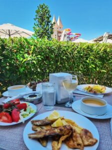 Erau mulți copii micuți la hotel, super mega încântați, erau foarte veseli. Însă nu țipau, era suprinzător de liniște la cât de mulți copii erau.  18